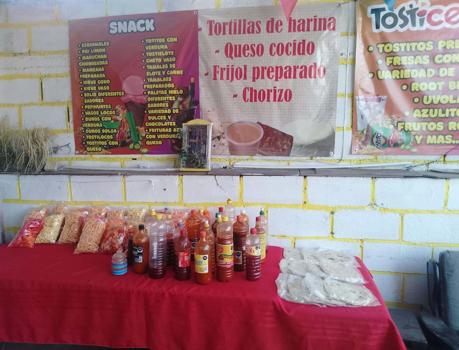 Mesa con snacks, salsas y tortillas de harina