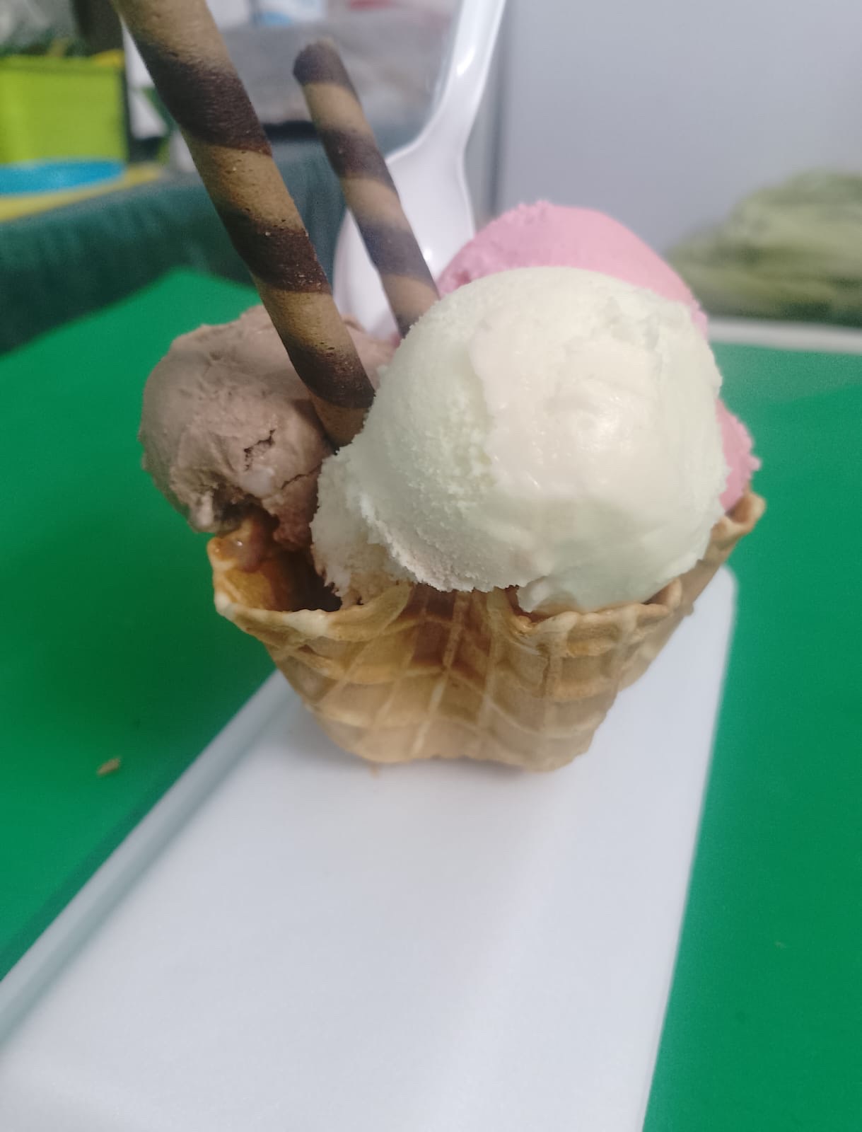 Nieve servida en canasta de galleta en Tosticentro Los Nietos